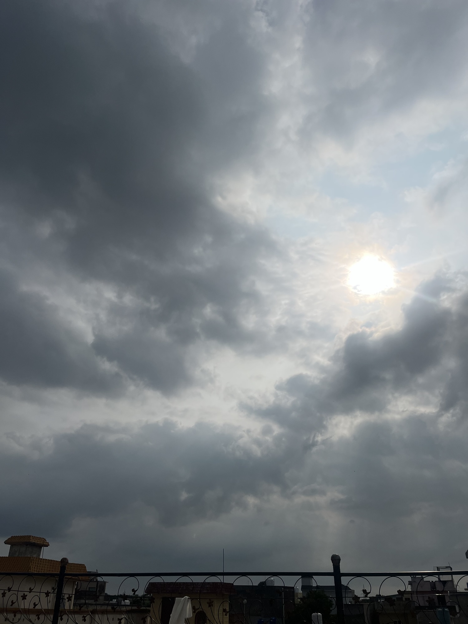 اگلے چند گھنٹوں میں مختلف علاقوں میں بارش کی پیشگوئی ☁