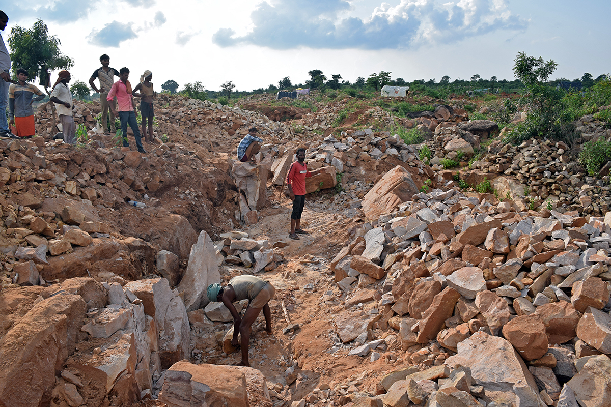 دو دوستوں کی زندگی بدل گئی کھیت سے 15 قیراط کا ہیرا مل گیا